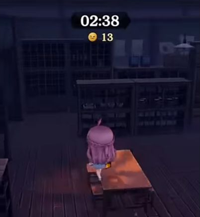 ニンゲンが机の上から正面の低い棚を向いている。