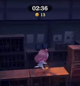 ニンゲンが横に並ぶ棚の天板へ到達している。